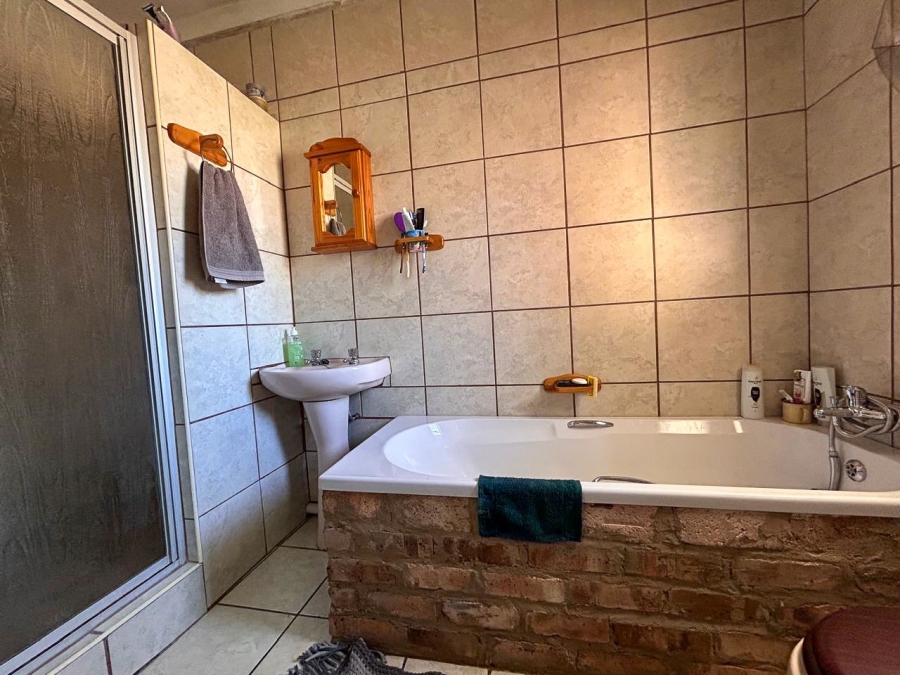 3 Bedroom Property for Sale in Kannoniers Park North West